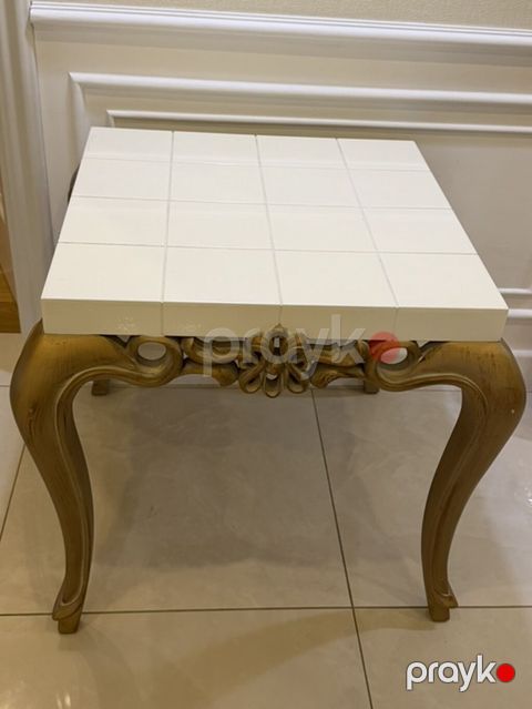 Klassik üslubda dekorativ yan masa təqdim olunur. Model kvadrat