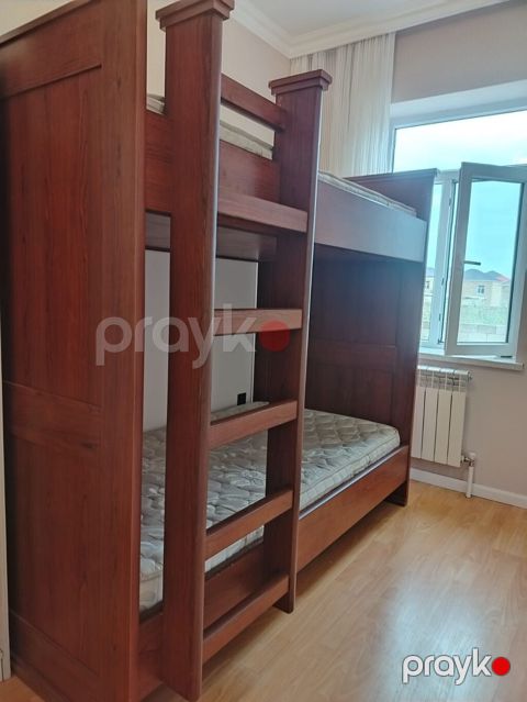 İki mertebe kravat. 110azn. teze kimidir. Matras var. Ünvan Abşeron