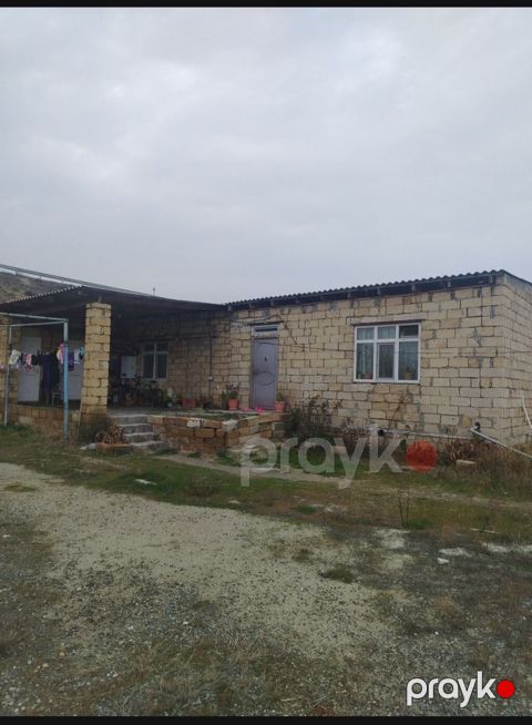 Həyət evi satılır. Ev daş tikilidir və geniş həyətyanı sahəyə