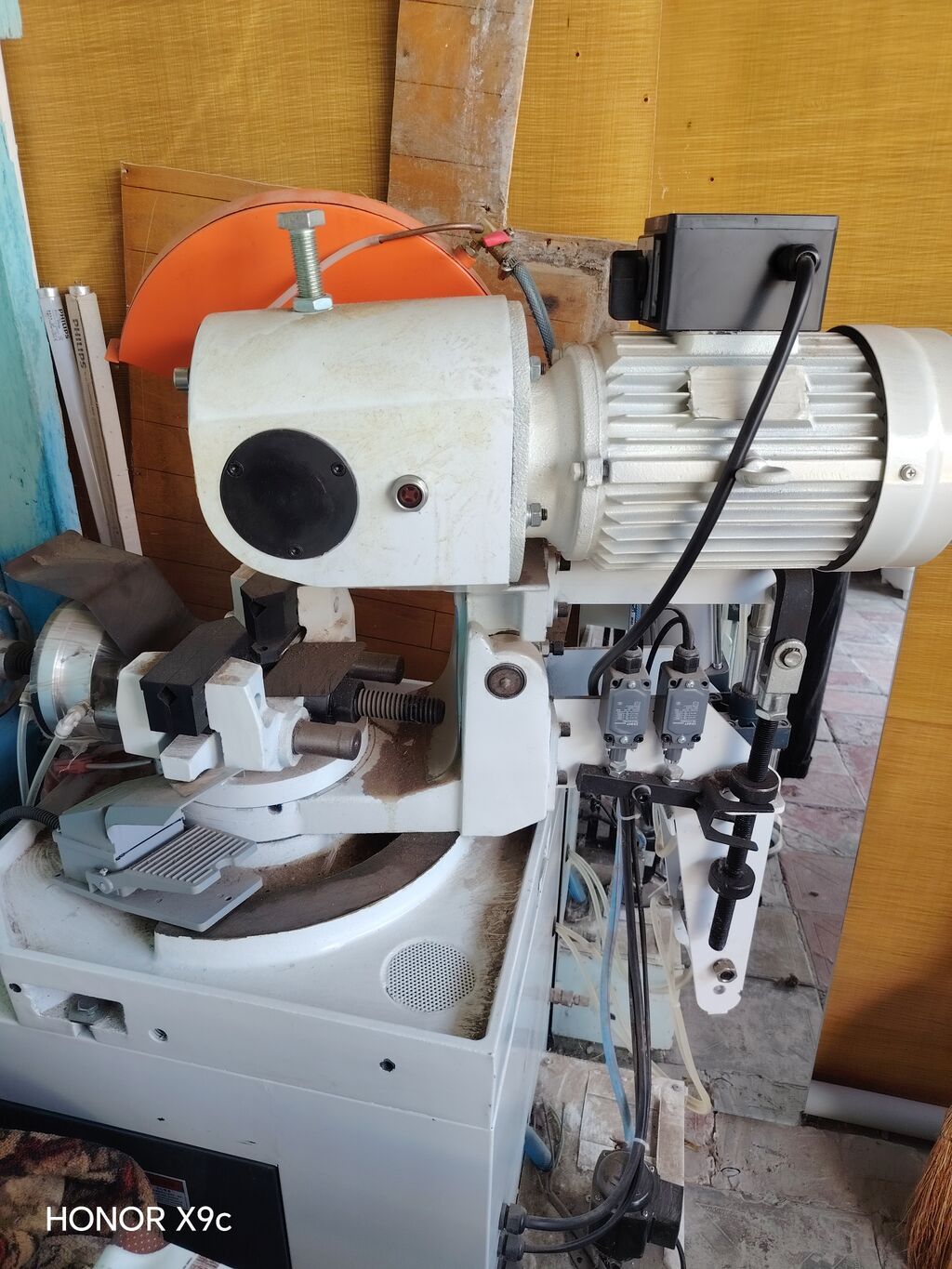 Diskli metal kəsmə dəzgahı satılır. Sənaye tipli bu kəsim dəzgahı — Mallar, Gəncə