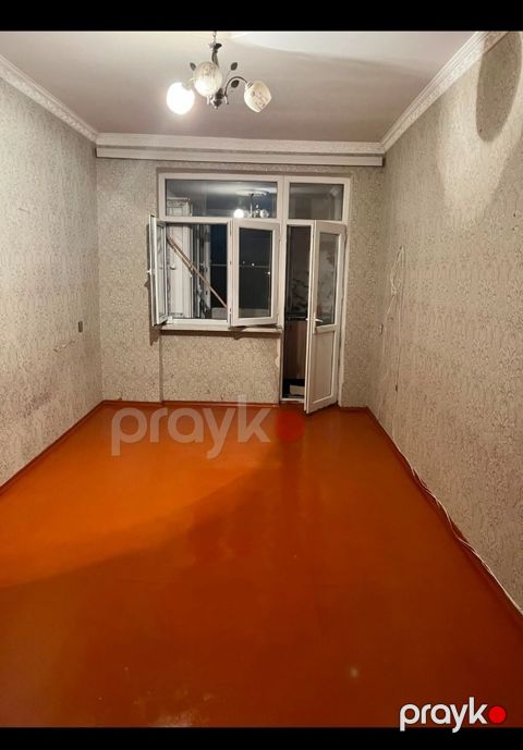Kirayə üçün 1 otaqlı mənzil – işıqlı və səliqəli otaq, geniş pəncərə