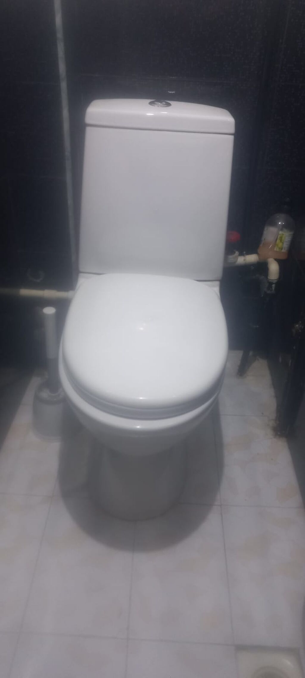 Ağ rəngli unitaz satılır. Komplekt şəkildədir: unitaz gövdəsi, su çəni — Santexnika, Bakı (2)