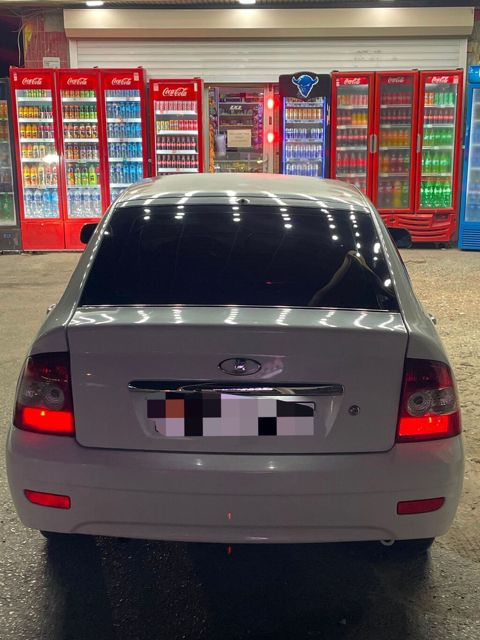 Ağ rəngli Lada Priora sedan. Avtomobilin кузов görnüşü sedan