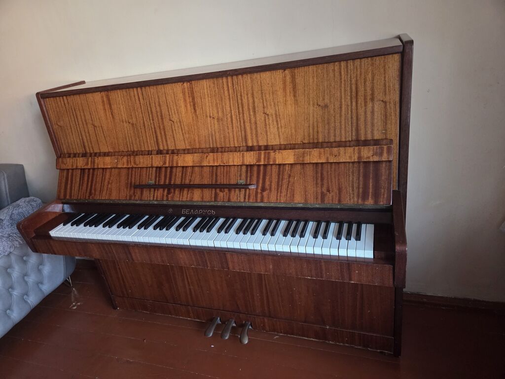 Belarus markalı pianino satılır. Upright tipli klassik modeldir — Mallar, Bakı