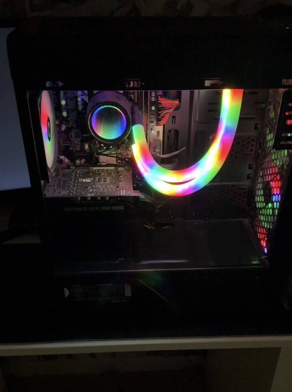 RGB işıqlandırmalı masaüstü oyun kompüteri. Korpus qara rəngdədir və — Elektronika, Masazır (2)