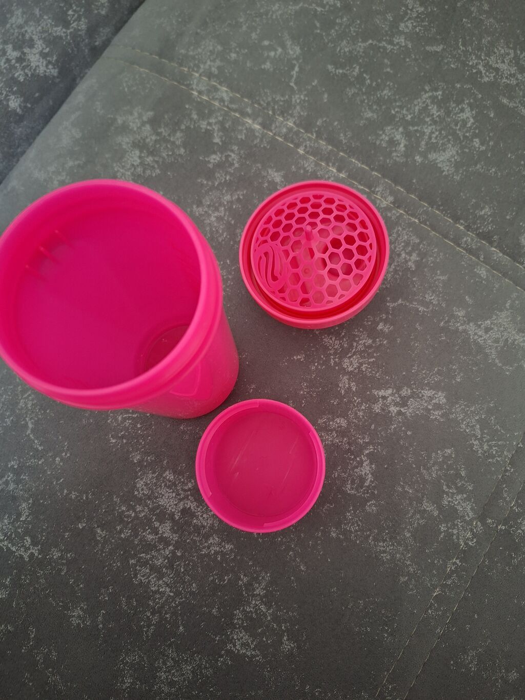 Herbalife shaker qabı Parlaq çəhrayı rəngdə, üzərində “HERBALIFE” — Mallar, Masazır (2)