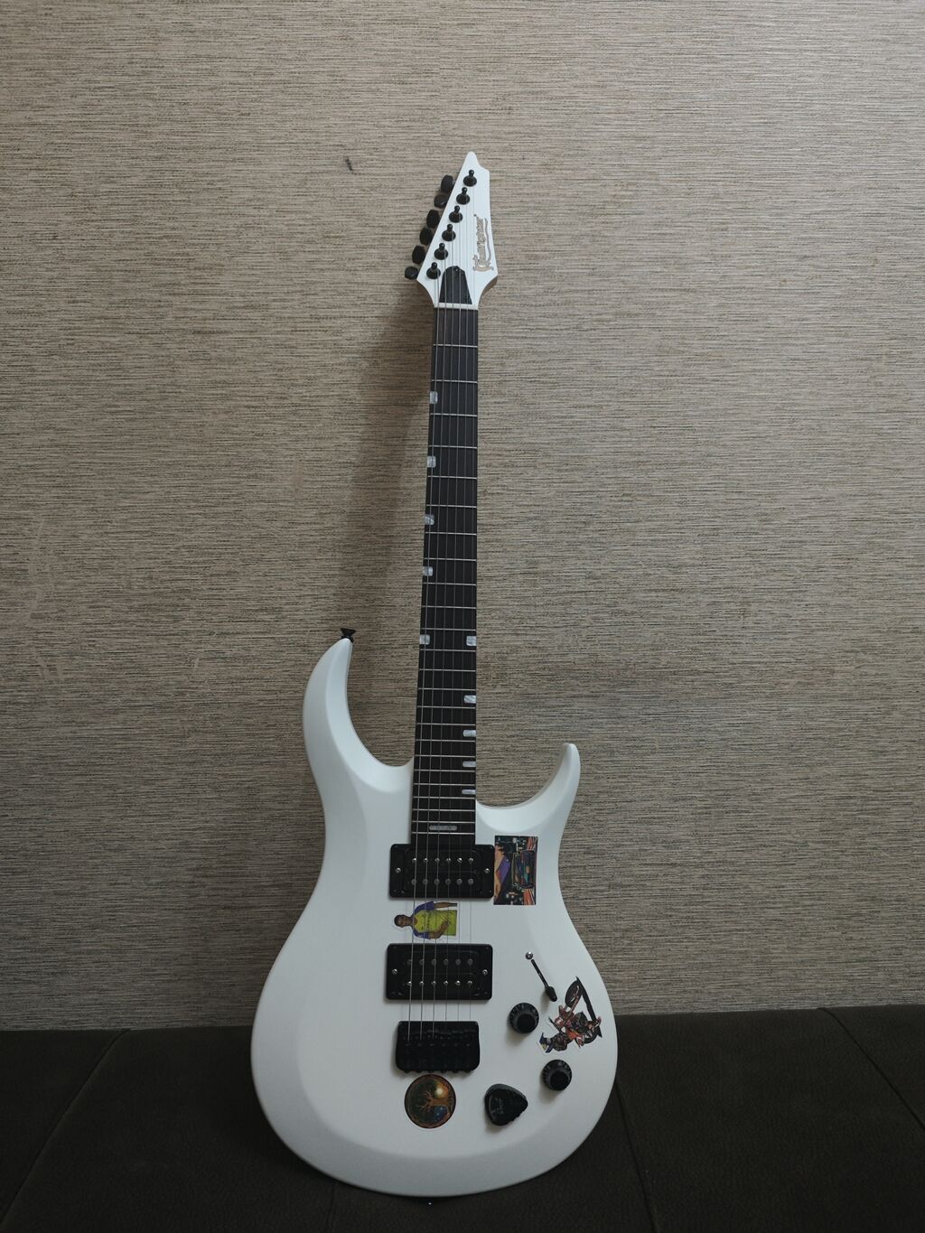 Ağ rəngli elektrik gitara komplekti təqdim olunur. Dəstə şəkildə — Mallar, Bakı (2)
