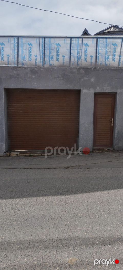 Jalüz darvaza və qapı ikisi birlikdə satılır. İşləkdi. Ölçüləri