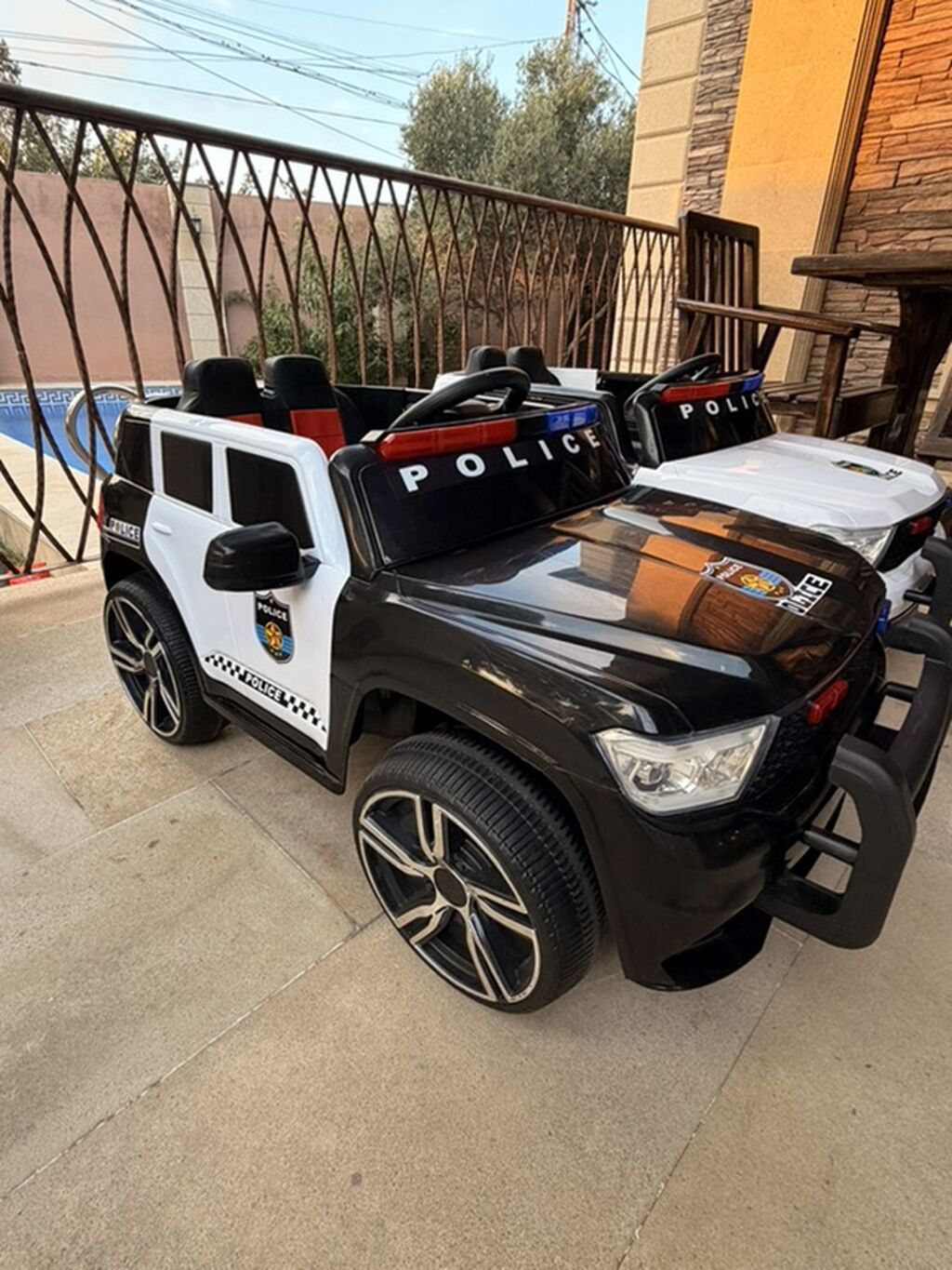 Uşaqlar üçün polis üslublu elektrikli mini avtomobil. Şəkillərdə — Mallar, Bakı (2)