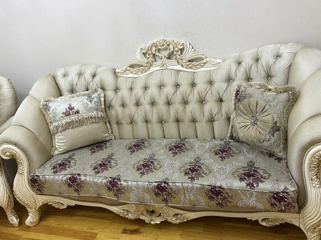 Klassik üslubda 3 nəfərlik divan və 2 ədəd kreslo dəsti. 7 il once — Mebel, Bakı (2)