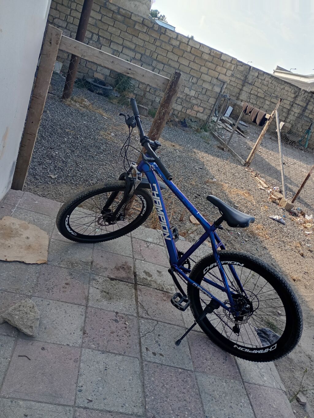 Champion markalı velosiped. Mavi rəngli çərçivəyə malikdir və — Dağ velosipedləri, Sumqayıt (2)