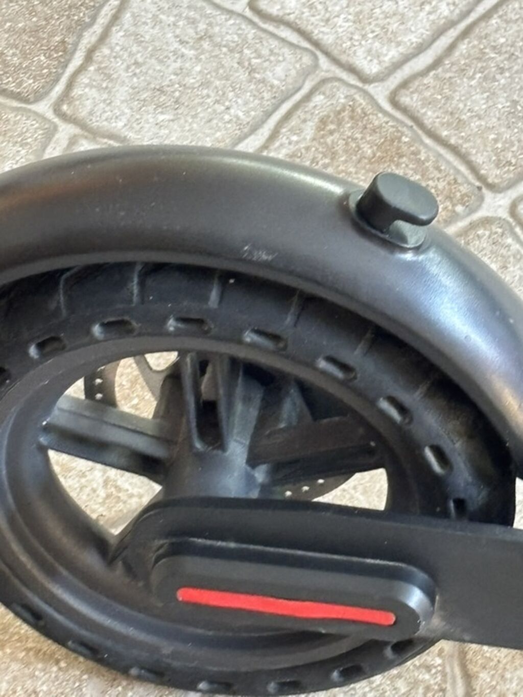Qara rəngli elektrik skuter. Şəkildə yığcam və minimal dizayna malik — Mallar, Cəlilabad (6)