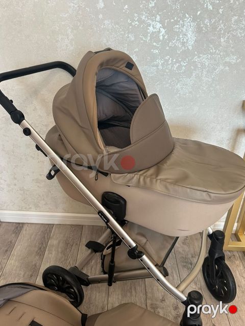 Uşaq arabası üçün beşik hissəsi olan model təqdim olunur. Şəkillərdə