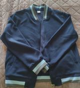 Tünd göy rəngli bomber üslublu gödəkçə. Sadə və zövqlü dizayna — Jackets