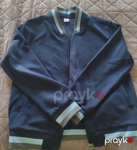 Tünd göy rəngli bomber üslublu gödəkçə. Sadə və zövqlü dizayna — Bakı