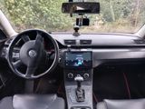 Volkswagen Passat sedan. Avtomobilin salonu qara rəngdədir və ön — Cars