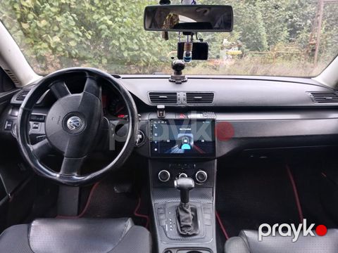 Volkswagen Passat sedan. Avtomobilin salonu qara rəngdədir və ön