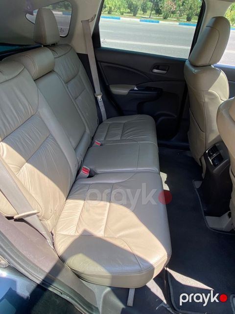 Honda CR-V krossover, qara rəngdə, geniş və rahat salonlu modeldir