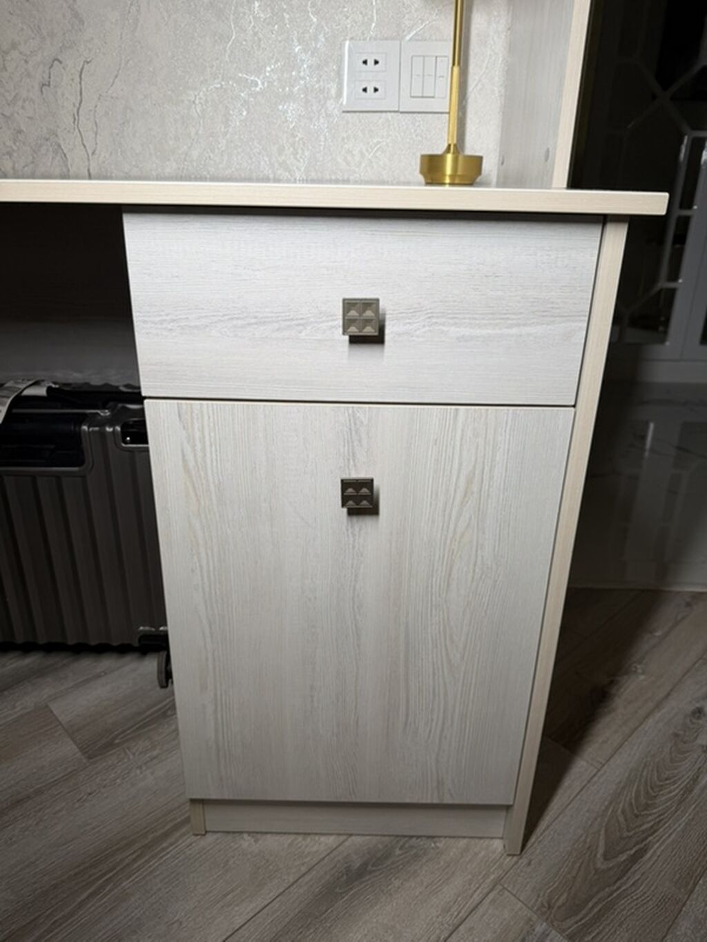 Açıq rəngli kompüter/yazı masası üst rəf hissəsi ilə birlikdə təqdim — Mebel, Bakı (6)