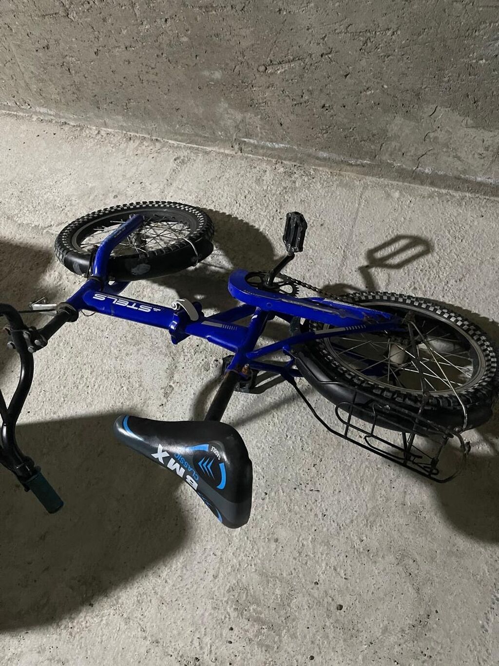 Mavi rəngli BMX tipli velosiped. Kompakt ölçülü çərçivəyə malikdir və — Velosipedlər, Masazır (4)