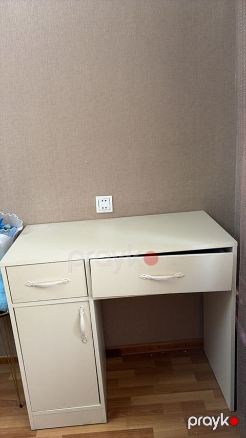 Açıq krem rəngli iş/oxu masası - Material: laminat/taxta əsaslı panel