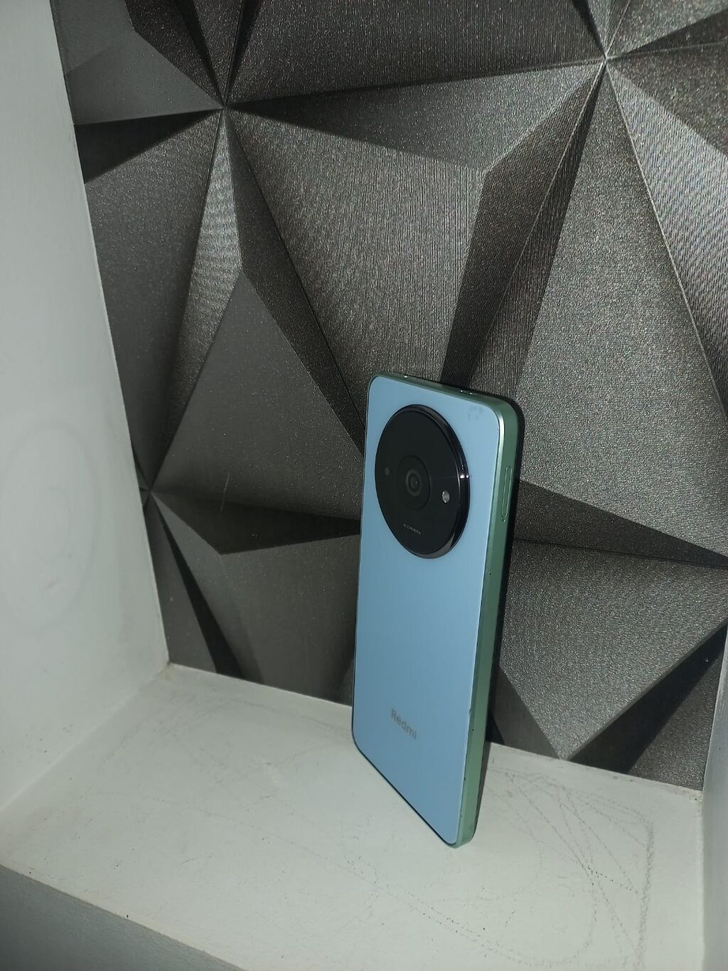 Redmi smartfon. Cihaz açıq mavi rəngdədir və arxa hissəsində böyük — Elektronika, Digah (2)