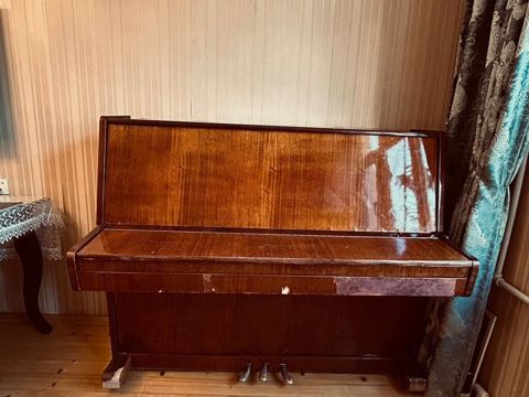 **Oktava pianino** Klassik dik korpuslu **Oktava** pianino — Masazır