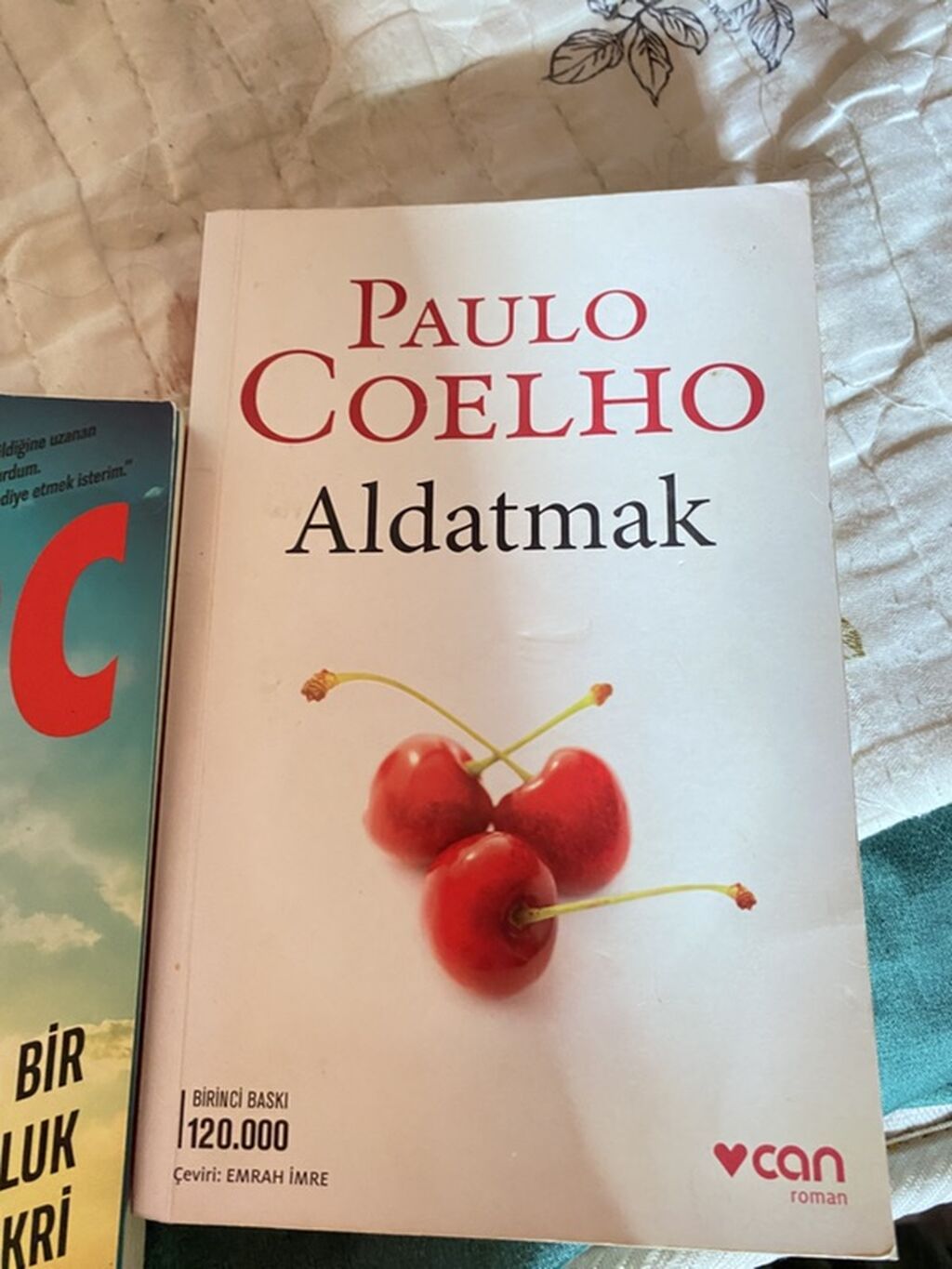 Paulo Coelho – **Aldatmak** romanı. Kitabın üz qabığında müəllif adı — Kitablar və jurnallar, Digah