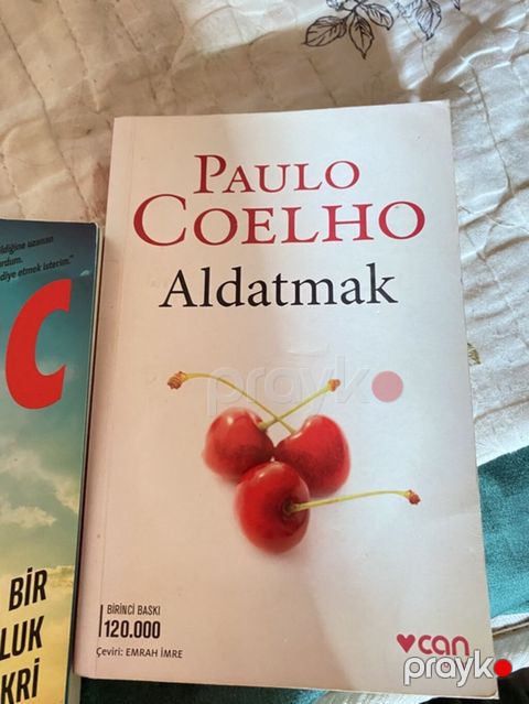 Paulo Coelho – **Aldatmak** romanı. Kitabın üz qabığında müəllif adı