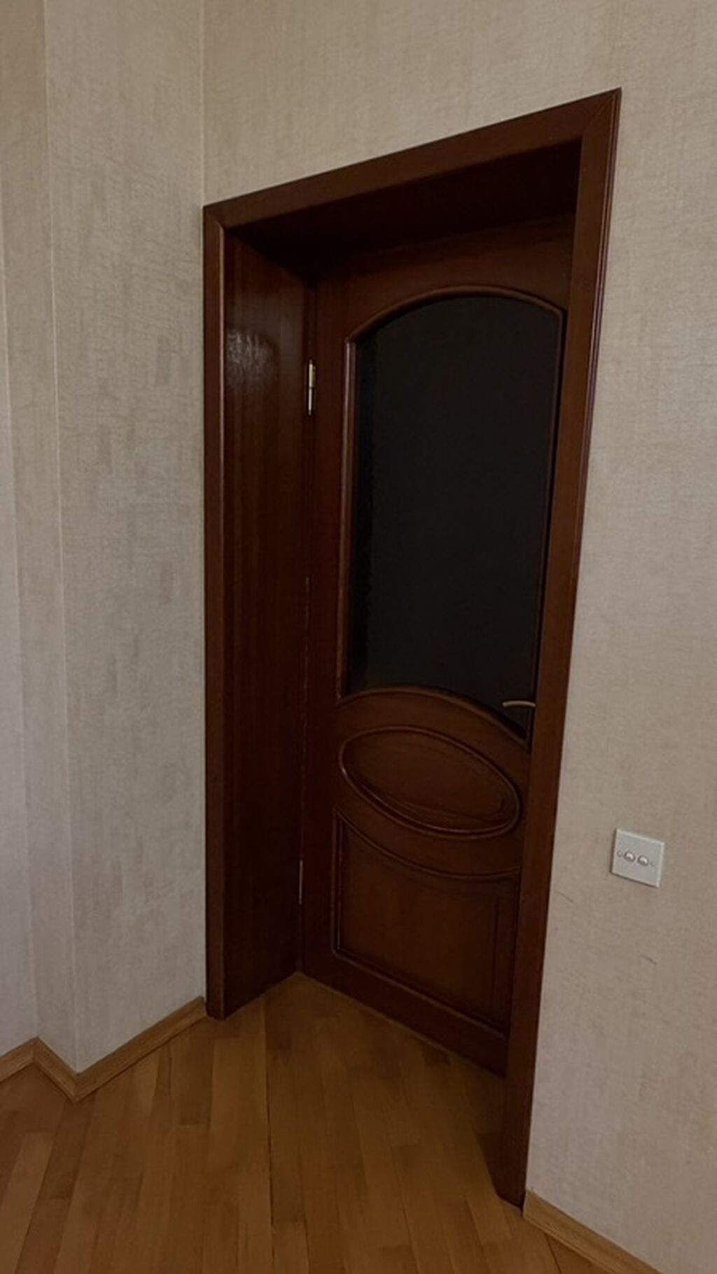 Taxta otaq qapısı satılır. Qapı tünd qəhvəyi rəngdədir və klassik — Mallar, Bakı (10)