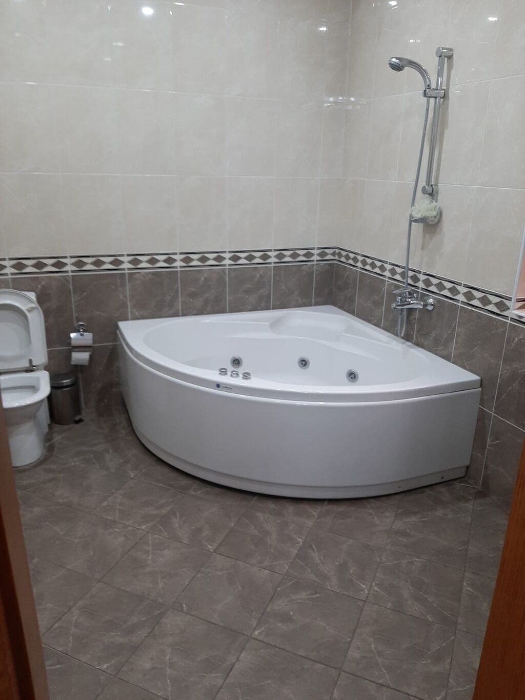 T. Əliyev küçəsində. Mülkiyyətdə 650m² olan. 7 sotda 4mərtəbəli 8 — Daşınmaz əmlak, Bakı (8)