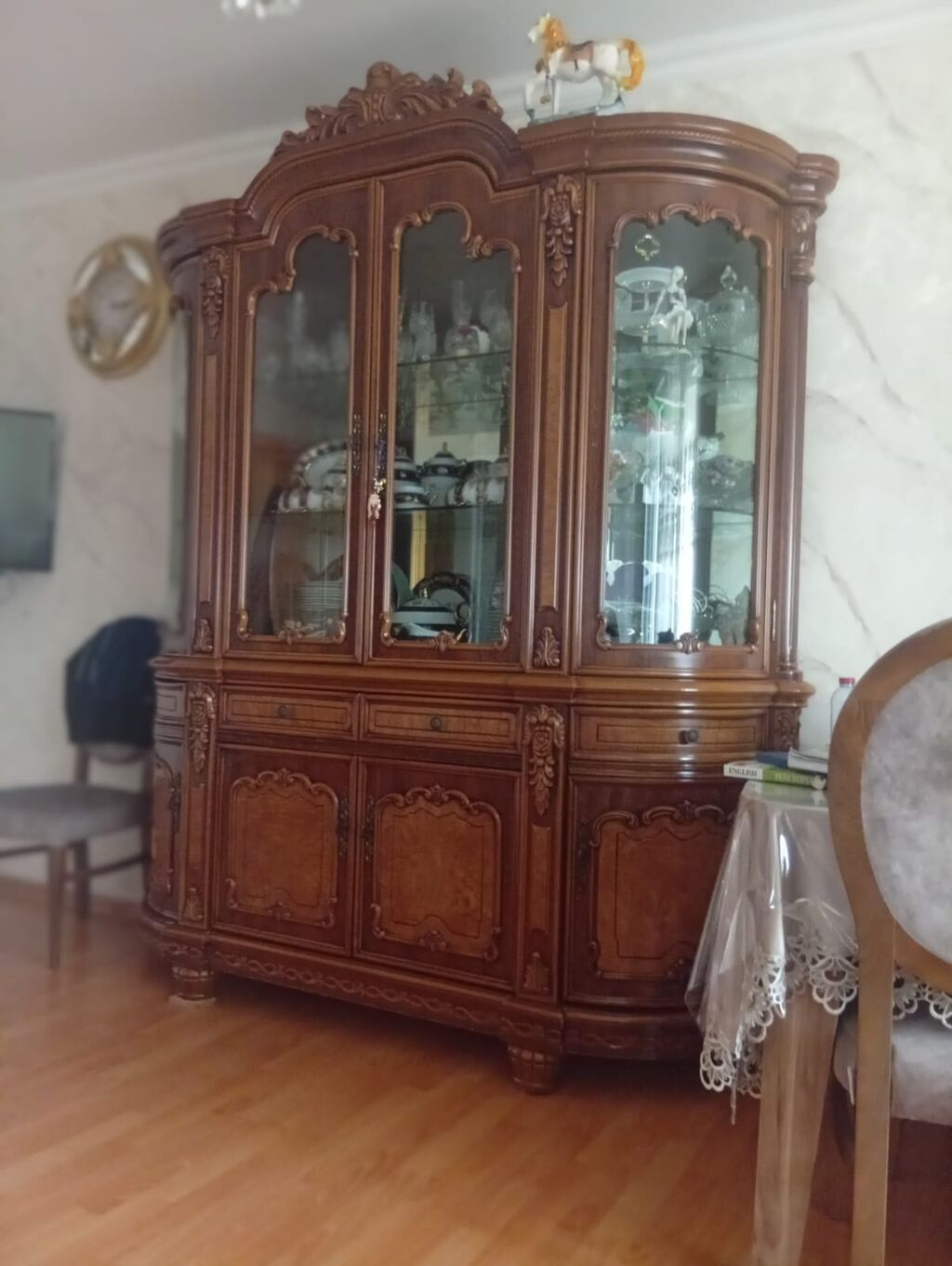 Qonaq otağı üçün klassik üslubda böyük servant/vitrin. Tünd qəhvəyi — Mallar, Bakı (3)
