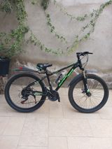 Qara-yaşıl rəngdə dağ tipli velosiped. Çərçivə üzərində “SUPER BIKE” — İdman, hobbi, istirahət