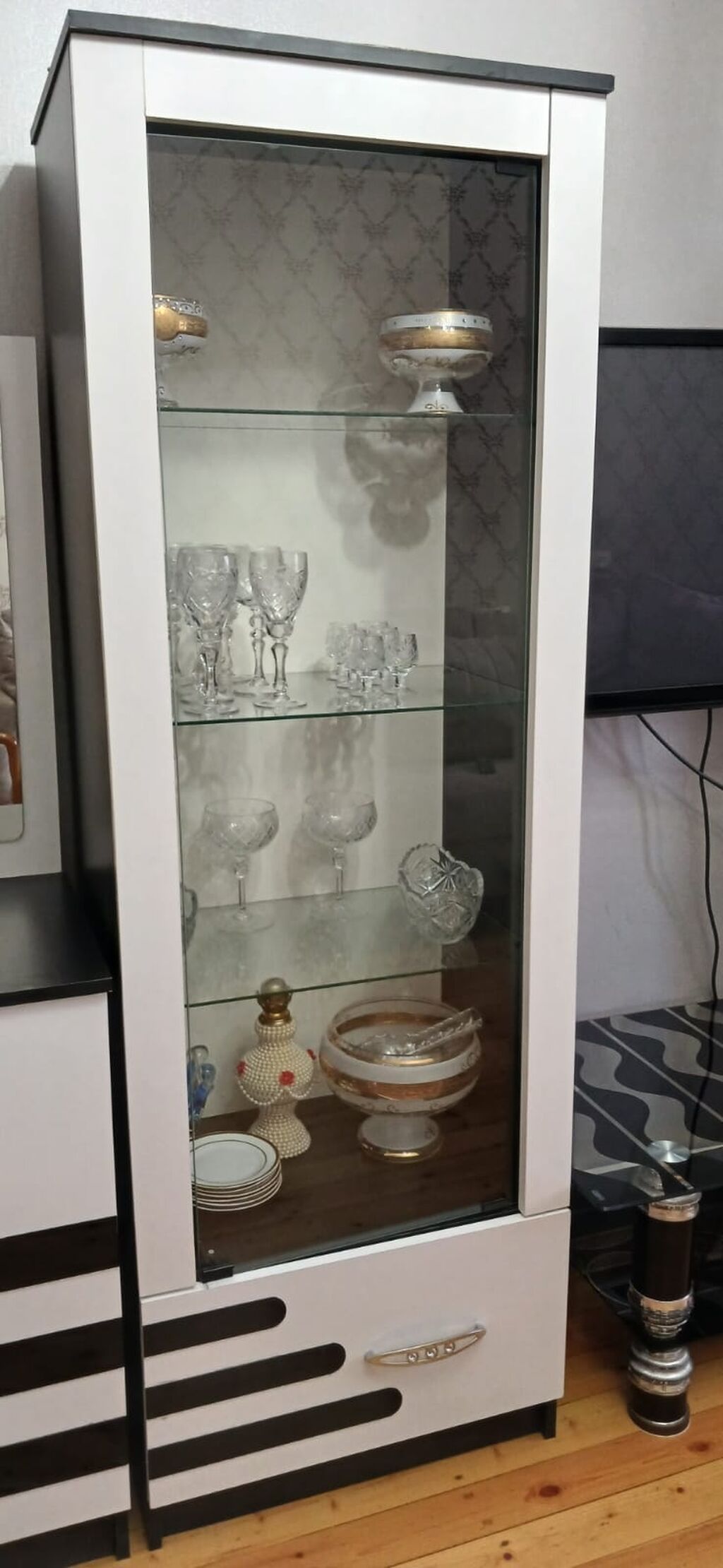 Qara-ağ dizaynda vitrinli qonaq otağı mebeli dəsti - Tərkib: 3 — Mebel, Digah (4)