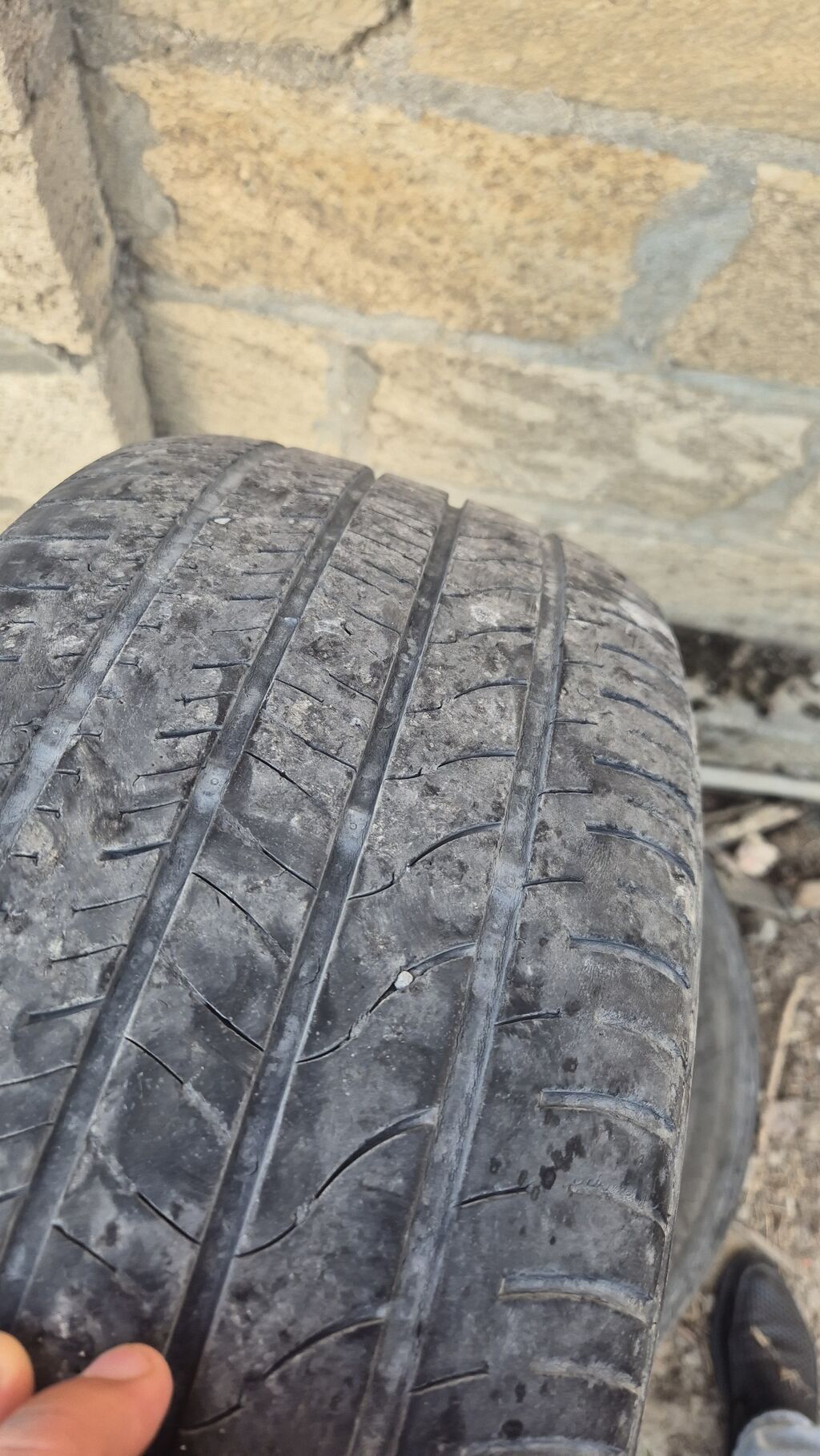 225/45 ZR17 94W ölçülü. 3 eded tekerdi 1 i desildi deye deyisdim — Təkərlər, Qobu (3)