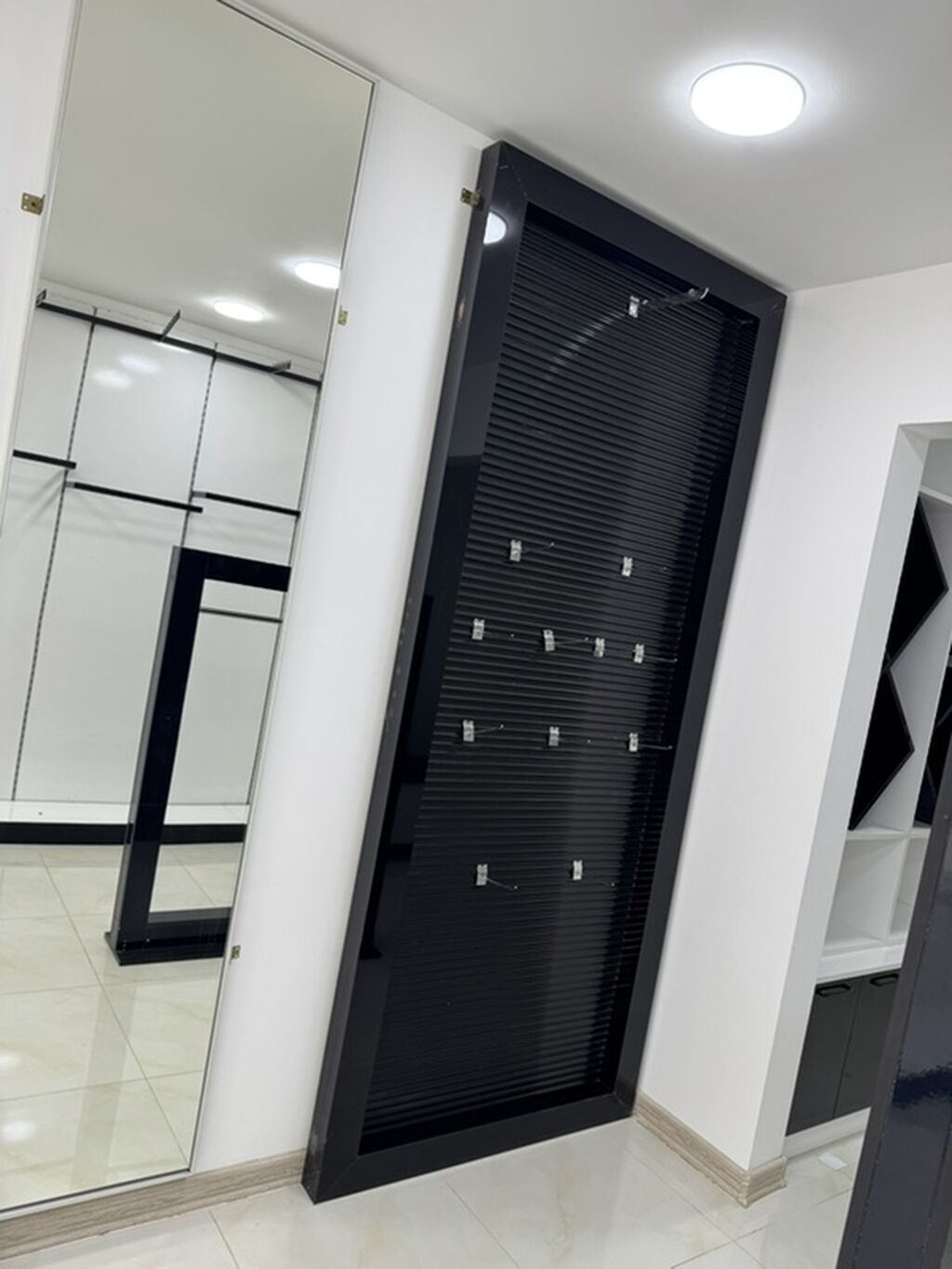 Mağaza üçün vitrin və avadanlıqlar komplekti - Divar tipli modul — Mallar, Masazır (5)