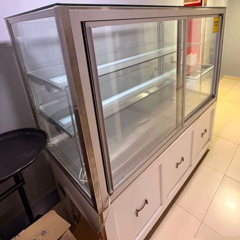 500₼ şirniyyat vitrin soyuducusu satılır 1.8 Yasamal 9847 — Bakı
