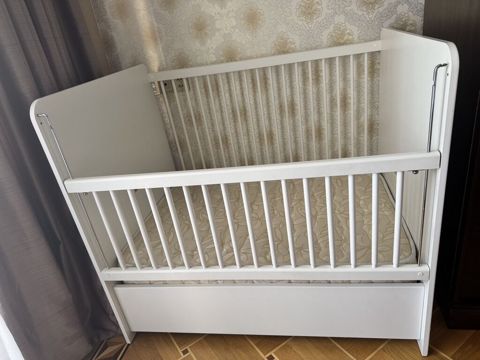 Uşaq beşiyi – ağ rəngdə, klassik dizayn - Material: möhkəm ağac/MDFlə