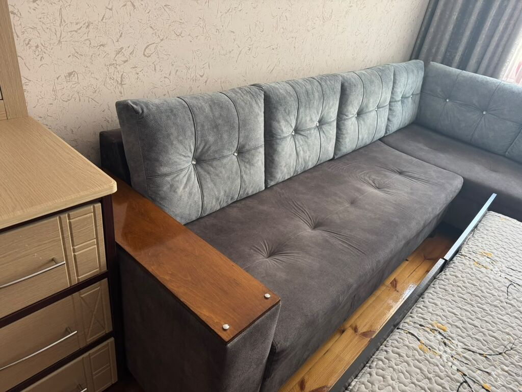 Künc divan – yumşaq parça üzlü, tünd boz rəngdə. Xüsusiyyətlər — Mebel, Bakı (3)