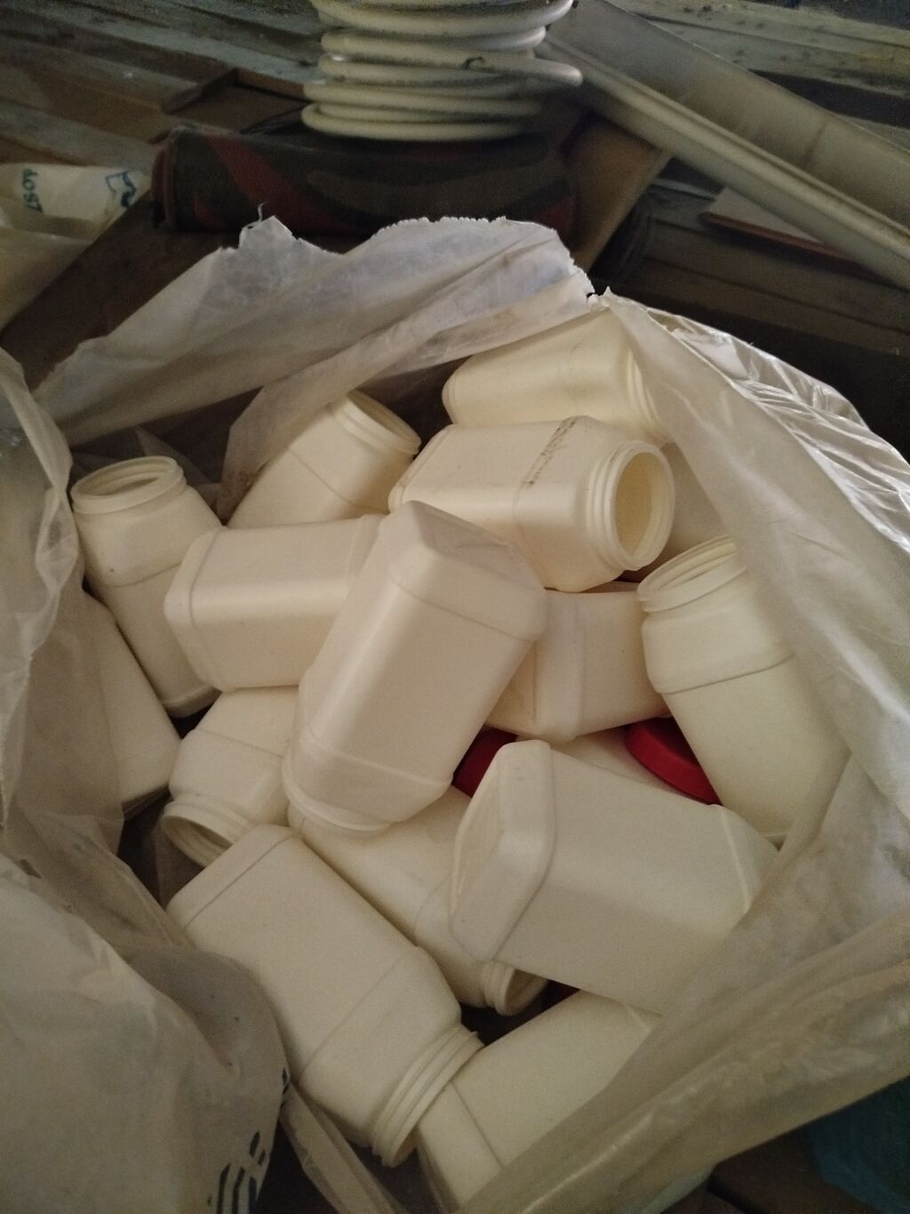 Məhsul: Plastik kvadrat formalı bankalar (qırmızı vintli qapaqlı) bir — Mallar, Bakı (3)