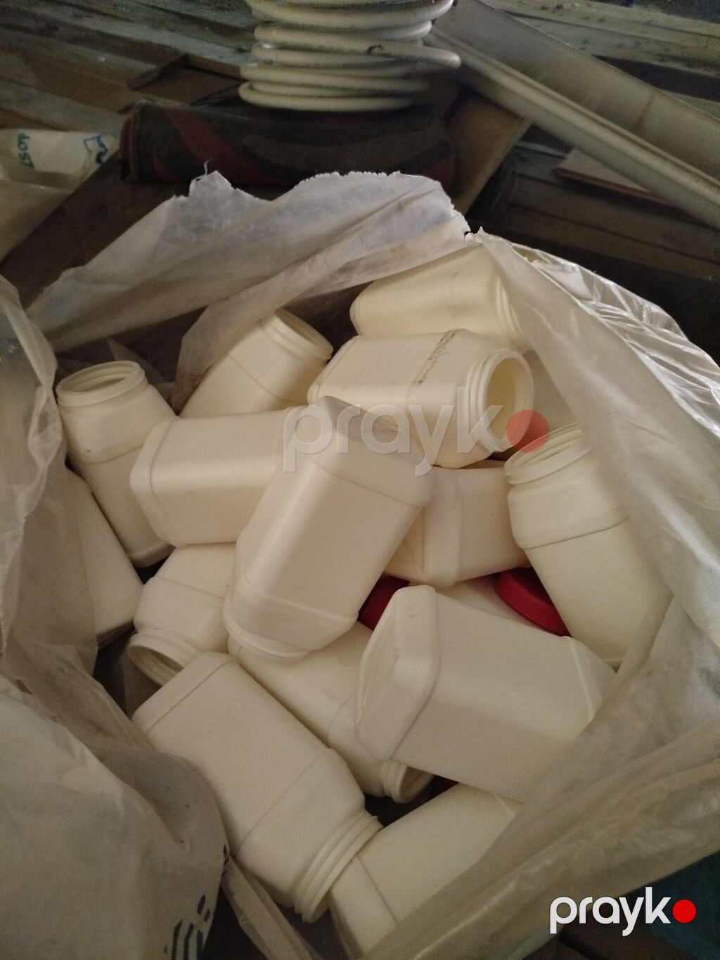 Məhsul: Plastik kvadrat formalı bankalar (qırmızı vintli qapaqlı) bir — Mallar, Bakı (3)
