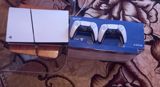 PlayStation 5 oyun konsolu. Şəkillərdə ağ rəngli PS5 konsolu və 2 ədəd — Elektronika