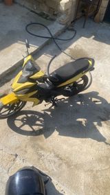 Sarı-qara rəng sxemli skuter/moped tipli motosiklet. Xüsusiyyətlər — Cars