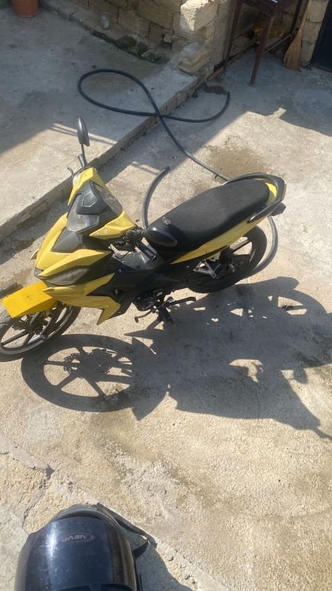 Sarı-qara rəng sxemli skuter/moped tipli motosiklet. Xüsusiyyətlər — Masazır