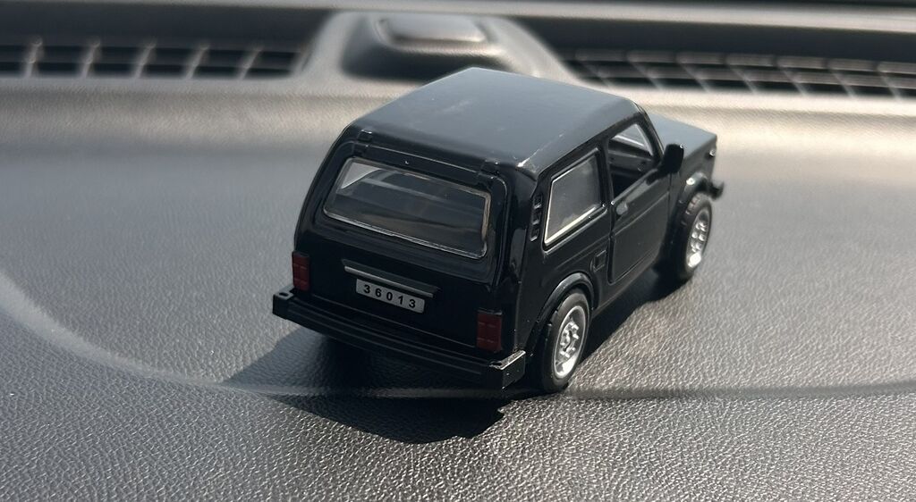 Qara rəngli miniatura off-road avtomobil modeli - Korpus: metal və — Mallar, Bakı (7)