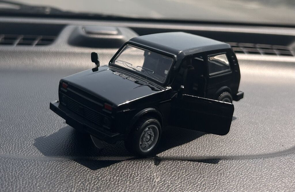 Qara rəngli miniatura off-road avtomobil modeli - Korpus: metal və — Mallar, Bakı (3)