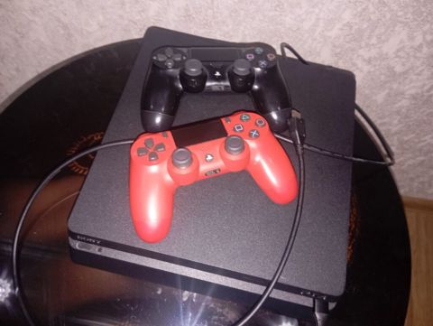 Sony PlayStation 4 (Slim) oyun konsolu içində fc25 Roblox var — Игровые приставки