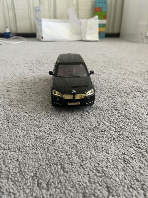 Məhsul: Metal miniatür sedan avtomobil modeli (1:32 təxmini miqyas) — Bakı