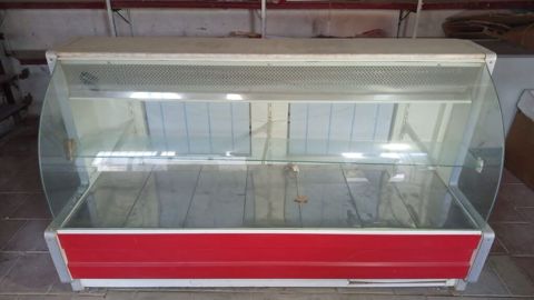 Vitrin soyuducu satılır. Ölçüsü: 2/70 Üst hissəsi mərmərdəndir — Bakı