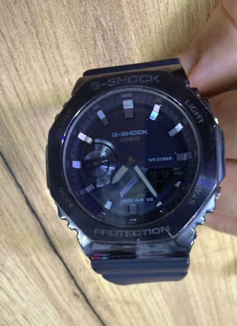 Qara rəngli Casio G-shock qol saatı. Saat analoq-rəqəmsal göstəriciyə — Bakı